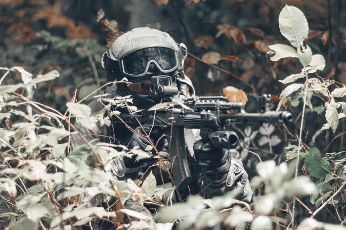 Impression encadrée : Portrait d'un commando dans la forêt.