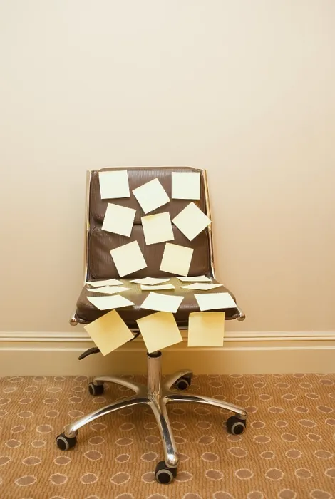 Impression encadrée : Des notes Post-it sur une chaise. Impression encadrée : Des notes Post-it sur une chaise.