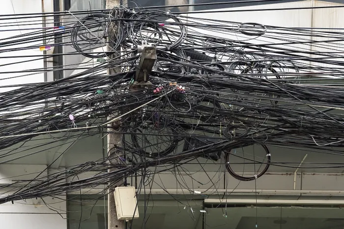 Impression encadrée : Lignes électriques Encombrement de câbles.