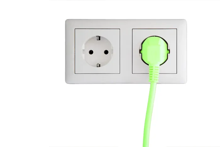 Impression encadrée : Prise électrique avec un embout vert.