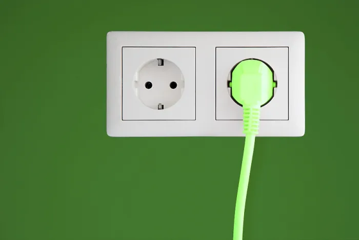Impression encadrée : Prise électrique avec un plug vert.