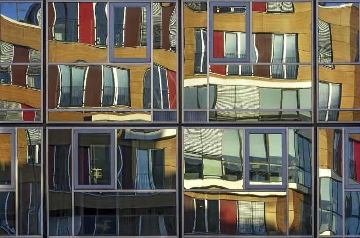 Impression encadrée : Réflexion sur la façade de la maison.
