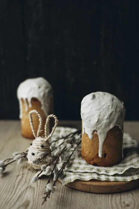 Impression encadrée : Un décor rustique présentant deux Kulich.