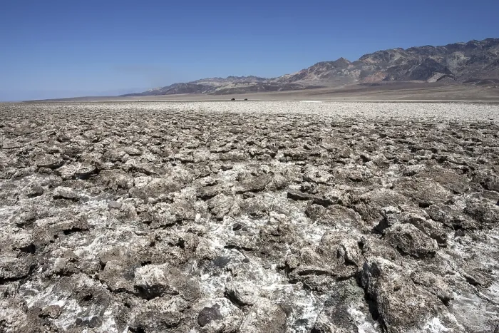 Impression encadrée : Formations de sel sur Devil's Golf Course, Panamint Range derrière, Black Mountains, Parc national de Death Valley, Désert du Mojave, Californie. Impression encadrée : Formations de sel sur Devil's Golf Course, Panamint Range derrière, Black Mountains, Parc national de Death Valley, Désert du Mojave, Californie.