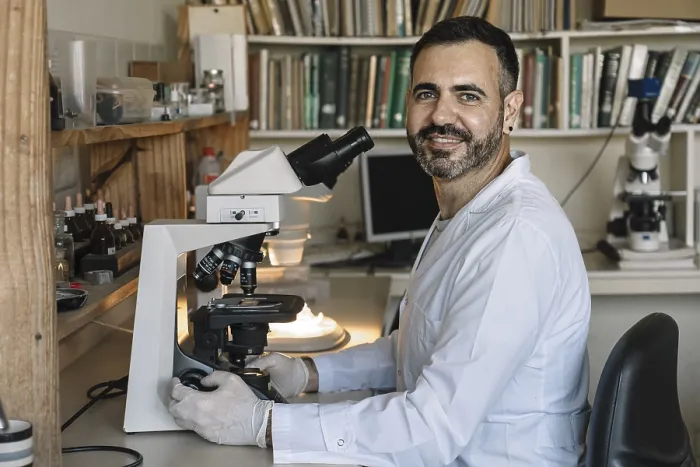 Impression encadrée : Un scientifique devant un microscope. Impression encadrée : Un scientifique devant un microscope.