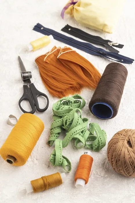 Impression encadrée : Accessoires de couture : ciseaux, fil.