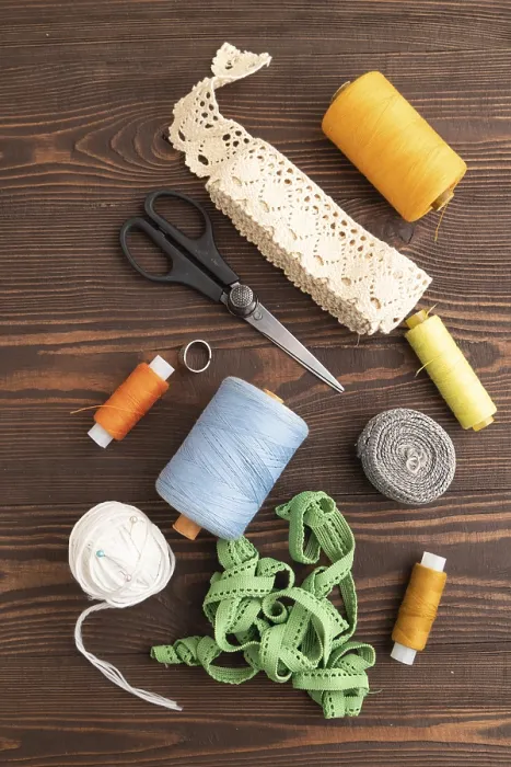 Impression encadrée : Accessoires de couture : ciseaux, fil.