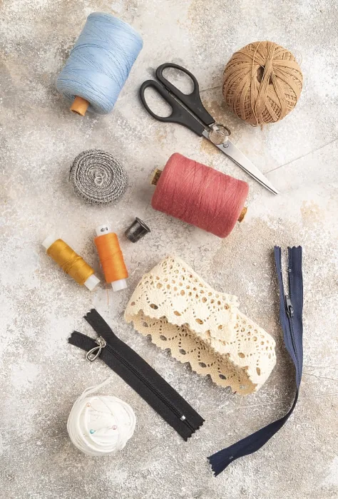 Impression encadrée : Accessoires de couture : ciseaux, fil.