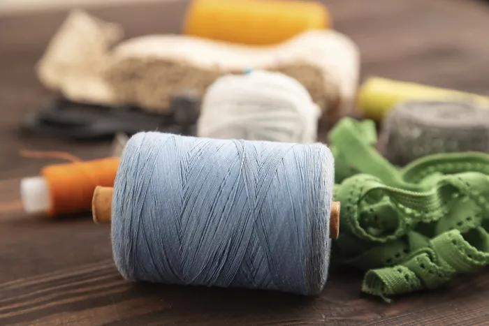 Impression encadrée : Accessoires de couture : ciseaux, fil.