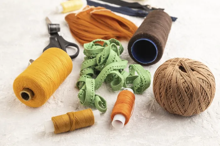 Impression encadrée : Accessoires de couture : ciseaux, fil.