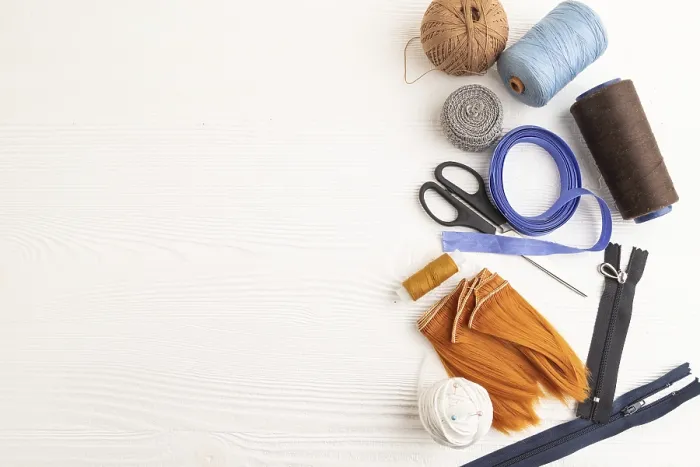Impression encadrée : Accessoires de couture : ciseaux, fil.