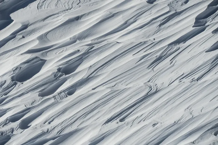 Impression encadrée : Surface de neige avec des structures, façonnée par le vent.