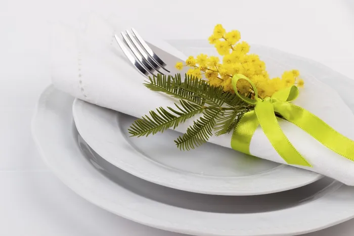 Impression encadrée : Table de printemps avec mimosa. Impression encadrée : Table de printemps avec mimosa.