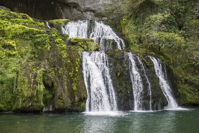 Impression encadrée : Printemps et cascade, Source du Lison.