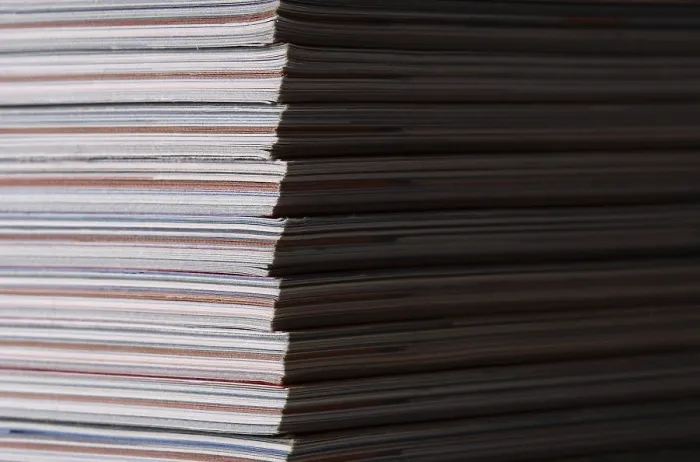 Impression encadrée : Pile de magazines. Impression encadrée : Pile de magazines.