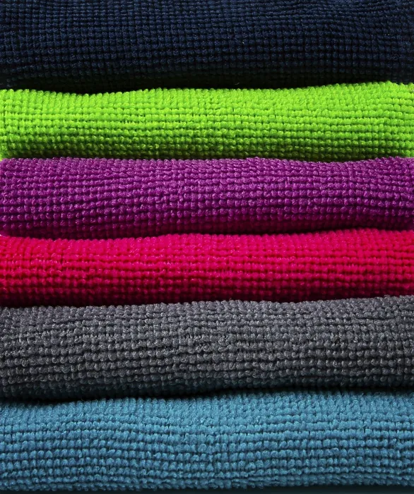 Impression encadrée : Un tas de chiffons microfibre multicolores.