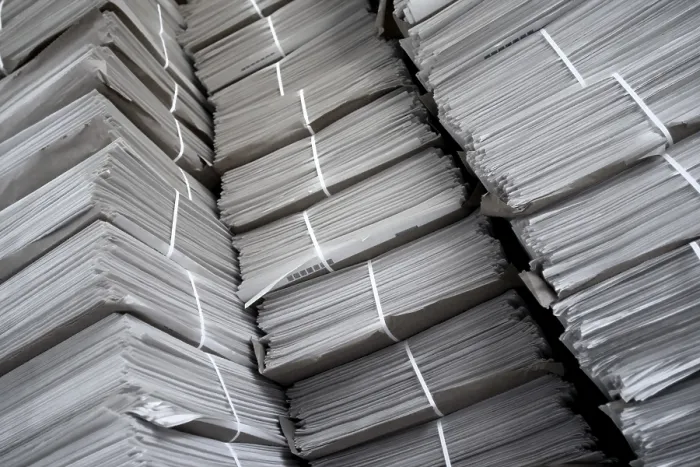 Impression encadrée : Pile de journaux.
