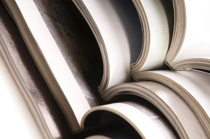 Impression encadrée : Pile de magazines ouverts.