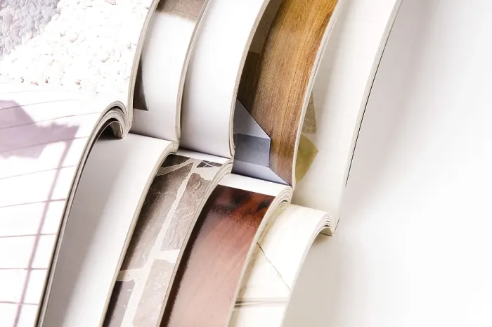 Impression encadrée : Pile de magazines ouverts.