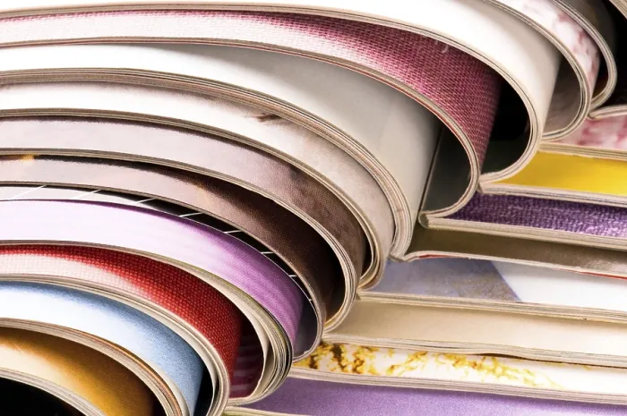Impression encadrée : Pile de magazines ouverts. Impression encadrée : Pile de magazines ouverts.