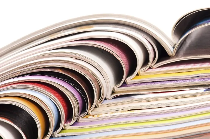 Impression encadrée : Pile de magazines ouverts.