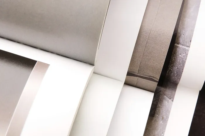 Impression encadrée : Pile de magazines ouverts.