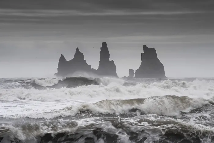 Impression encadrée : Tempête avec vagues puissantes, aiguilles rocheuses, Reynisdrangar Skessudrangur, Landdrangur et Langsamur, Vik i Myrdal, Suðurland. Impression encadrée : Tempête avec vagues puissantes, aiguilles rocheuses, Reynisdrangar Skessudrangur, Landdrangur et Langsamur, Vik i Myrdal, Suðurland.