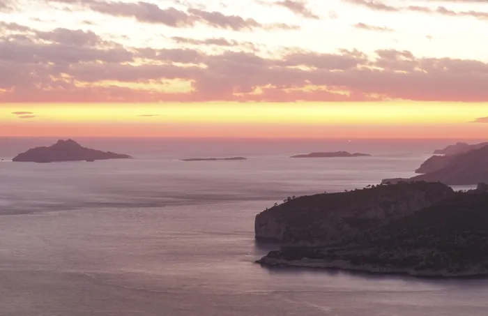 Impression encadrée : Coucher de soleil devant les Calanques et Cassis. Impression encadrée : Coucher de soleil devant les Calanques et Cassis.