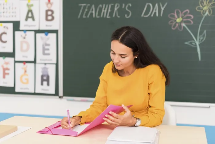 Impression encadrée : L'enseignant prend des notes en classe.