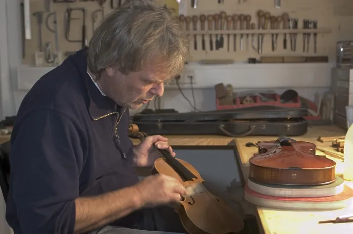 Impression encadrée : Le luthier répare un violon. Impression encadrée : Le luthier répare un violon.