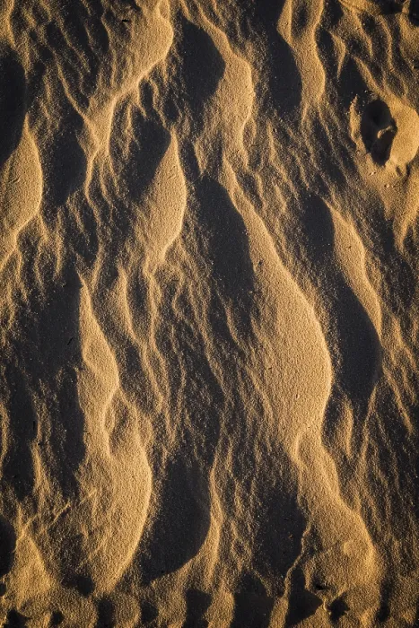 Impression encadrée : Les structures d'onde sur la plage sableuse éclatante.