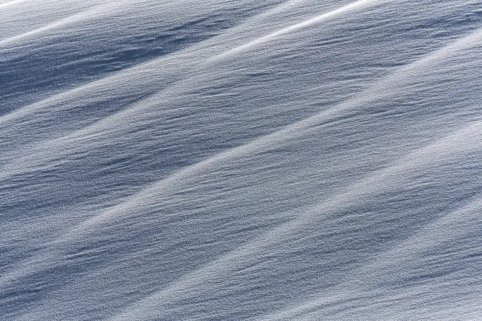 Impression encadrée : Surface neigeuse ondulée avec des structures. Impression encadrée : Surface neigeuse ondulée avec des structures.