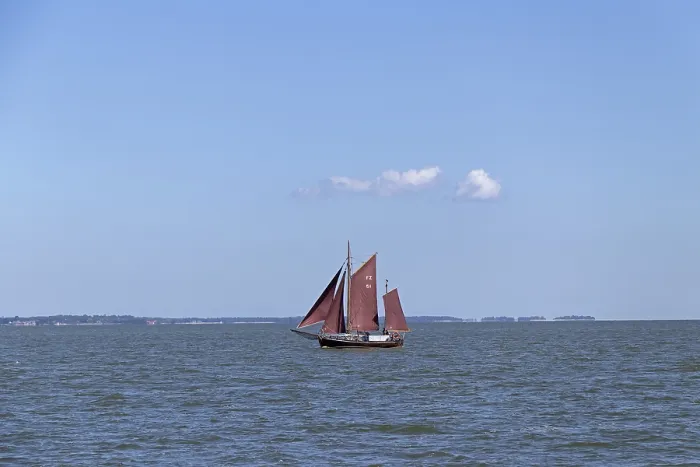 Impression encadrée : La Regate de ce bateau, Wustrow, le Bodden de Saale.