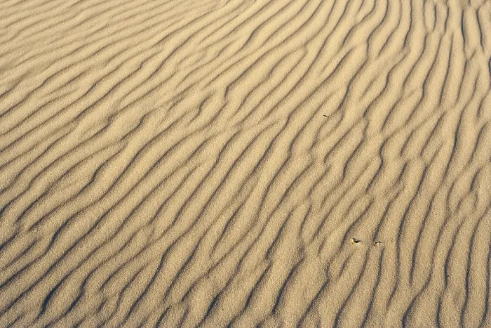 Impression encadrée : Des modèles dans le sable.