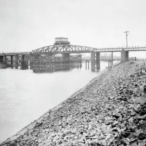 Ponte de Ballesta del Puente Sway en el río Nedd y la ciudad de Neath en el condado de Swansea al sur de Gales