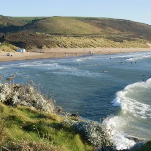 La spiaggia con surferisti a Woolacombe, Devon, Inghilterra Regno Unito Europa