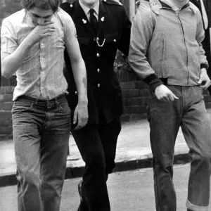 Deux skinheads sont emmenés par un policier le 9 mai 1971. Deux skinheads sont emmenés par un policier le 9 mai 1971.