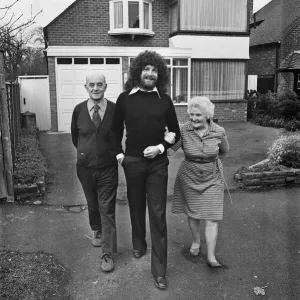 Print of Jeff Lynne with his parents in a driveway