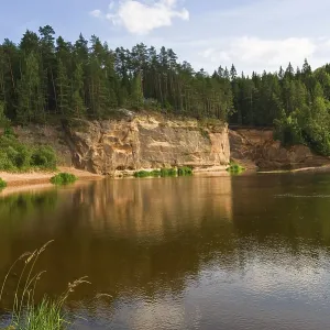 Río Gauja con acantilados de arenisca del Devónico.