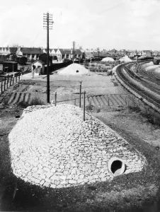 Abri anti-aéronautique à la gare de marchandises dOuest-Ealings, 1940