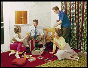 Impressions de Quatre adolescents élégants qui boivent des cocktails à côté d'un platurne de disques Tendances Historiques De La Mode Impressions: Les années 1960 : écoute de disques