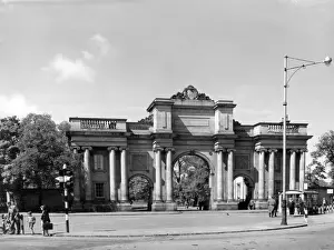 Impressions de Le bel portail néo-classique d'entrée du parc de Birkenhead, Merseyside, Angleterre. Le parc a été ouvert en 1847 et dans les années 50 Merseyside Impressions: Le portail du parc de Birkenhead