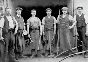 Les forgerons à lextérieur de leur four