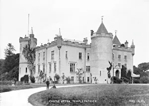 Impressions de Château d'Upton, Templepatrick : une vue en traçant incliné du château avec deux garçons dans la cour de l'hôtel. (Emplacement : Irlande du Nord : Comté d'Antrim : Templepatrick) Châteaux Historiques Impressions: Château d'Upton, Templepatrick