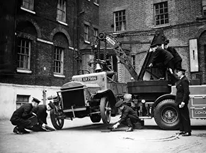 London Fire Brigade Equipment Impressions: Dennis breakdown lorry, demonstrating wrong method