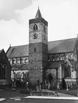 Impressions de L'église de Dunblane, Perthshire, Écosse, fondée en 1141 par le roi David I. Reconstruite en 1240 par l'évêque Clemens. La tour est normande ancienne, le reste style pointu Date : XIIe siècle Sites Historiques Impressions: Cathédrale de Dunblane