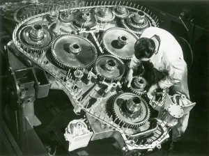 Photos Des Archives De L'IMechE Impressions: Moteur Deltic, le rapport final est en cours d'installation