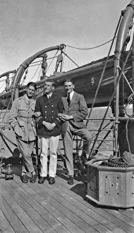 Trois hommes sur le pont dun navire.
