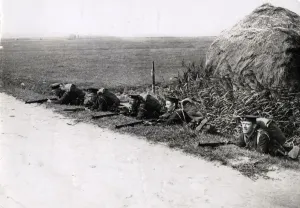 Première Guerre mondiale : marins de la Royal Navy britannique près dune route près dOstende.