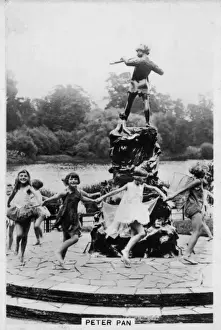 Impressions de Enfants heureux dans un cercle de fées autour de la statue d'André Gide sur le monument à Peter Pan au parc du Kensington qui a été érigé le 1er mai 1912 Kensington Gardens Impressions: Statue de Peter Pan